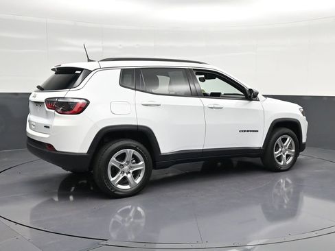 Used 2024 Jeep Compass Latitude AWD/4WD image 3
