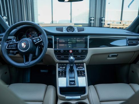 Certified 2025 Porsche Macan image 24