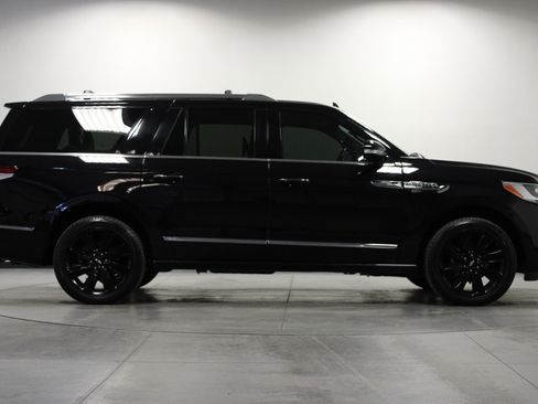 Used 2024 Lincoln Navigator L Reserve AWD/4WD image 3