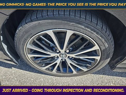 Used 2018 Toyota Camry SE w/ Convenience Package FWD image 12