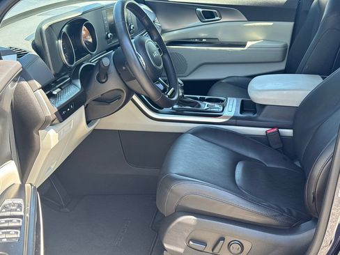 Used 2024 Kia Carnival LX FWD image 11