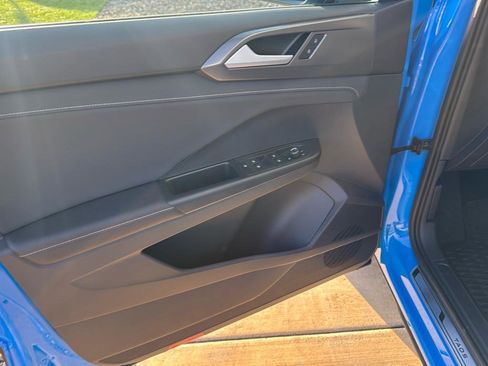 New 2025 Volkswagen Taos SE image 9