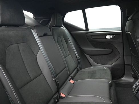 Used 2024 Volvo XC40 B5 Plus image 32