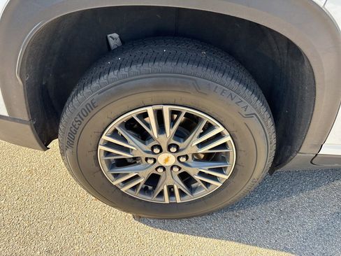 Used 2024 Chevrolet Traverse LT image 11