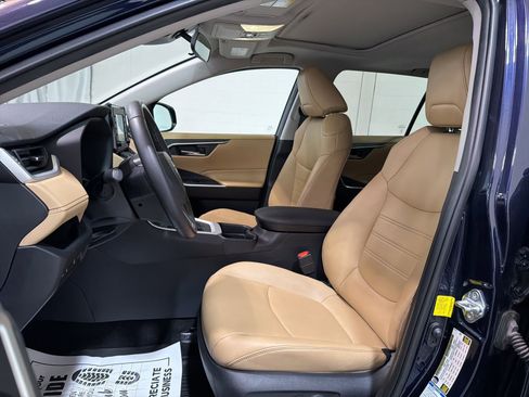 Used 2021 Toyota RAV4 XLE Premium image 10
