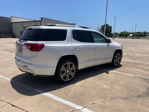 Used 2018 GMC Acadia Denali w/ Technology Package FWD image 4