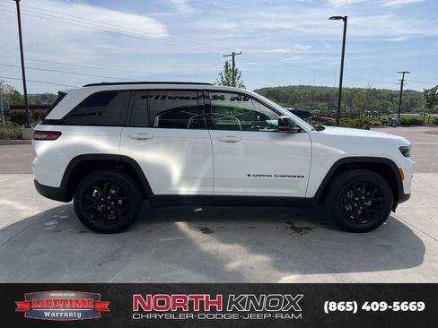 Used 2024 Jeep Grand Cherokee Altitude AWD/4WD image 21