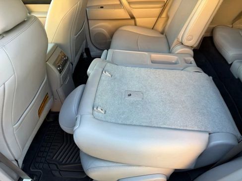 Used 2011 Toyota Highlander SE image 29