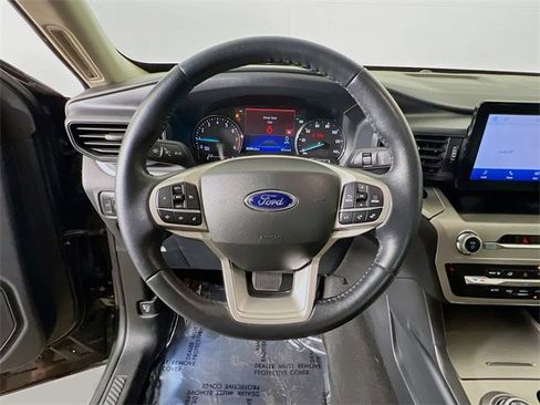 Used 2022 Ford Explorer XLT image 11
