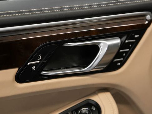 Certified 2023 Porsche Macan S AWD/4WD image 21