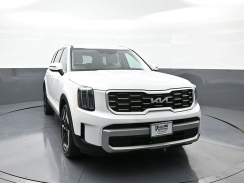 Used 2024 Kia Telluride S image 3
