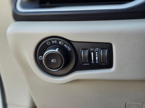 Used 2023 Chrysler Pacifica Touring-L image 40