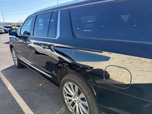 Used 2021 GMC Yukon XL Denali w/ Denali Ultimate Package image 10