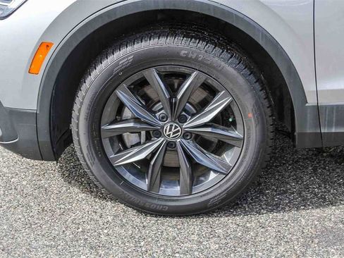 Used 2022 Volkswagen Tiguan SE w/ Panoramic Sunroof Package image 9