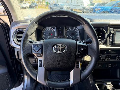 Used 2018 Toyota Tacoma SR5 AWD/4WD image 10