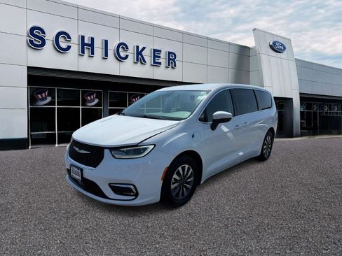 Used 2023 Chrysler Pacifica Touring-L FWD image 4