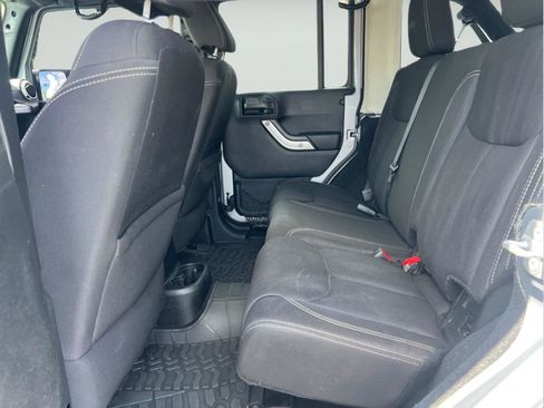 Used 2014 Jeep Wrangler Unlimited Sahara w/ Connectivity Group AWD/4WD image 10