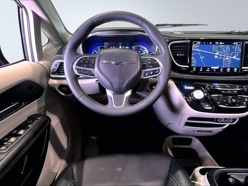 Used 2024 Chrysler Pacifica Select image 8
