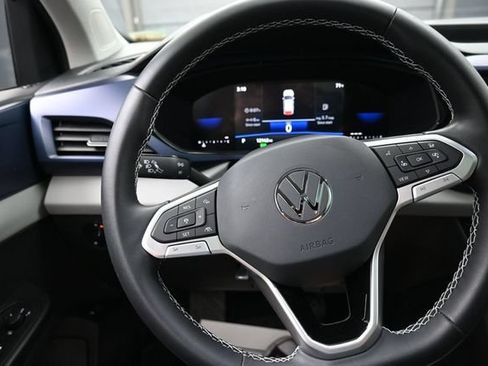 Used 2023 Volkswagen Taos SE w/ Panoramic Sunroof Package FWD image 8