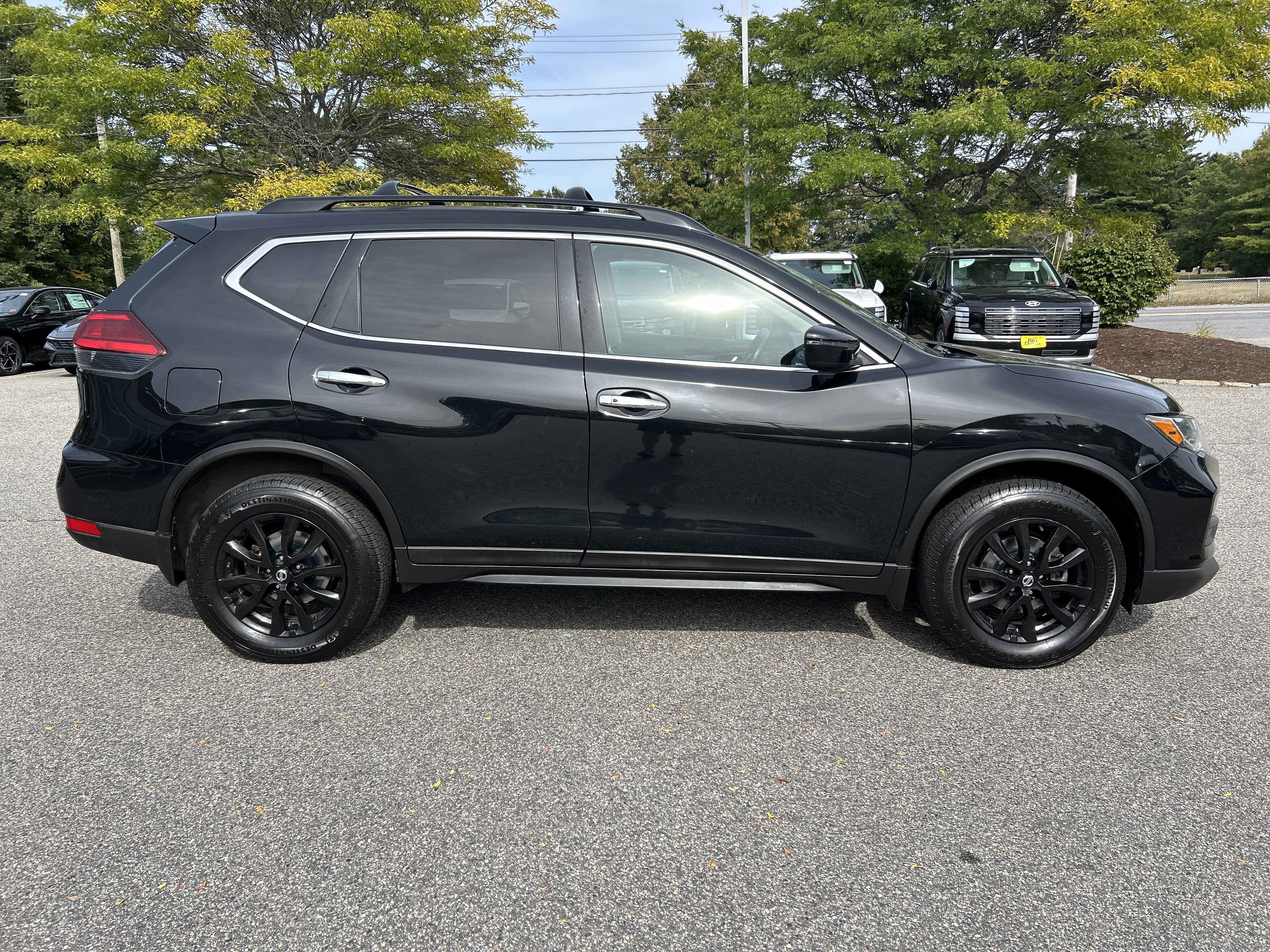 Used 2017 Nissan Rogue SV w/ Midnight Edition AWD/4WD image 4