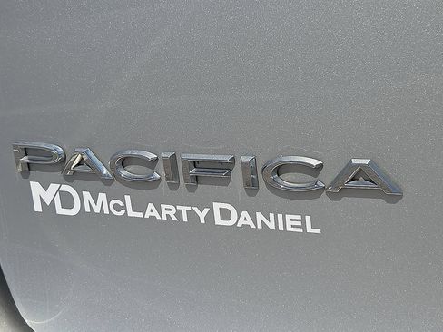 Used 2024 Chrysler Pacifica Touring-L FWD image 9