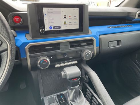 Used 2025 Toyota Tacoma TRD Off-Road image 17