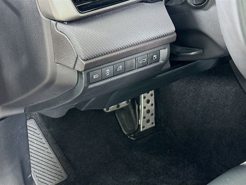 Used 2025 Toyota Camry SE image 10