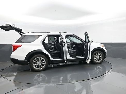 Used 2023 Ford Explorer Limited w/ Equipment Group 301A AWD/4WD image 32