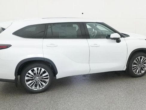 New 2026 Toyota Highlander Platinum AWD/4WD image 11