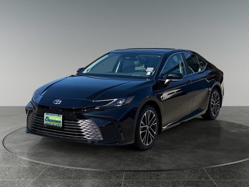 Used 2025 Toyota Camry XLE AWD/4WD image 4