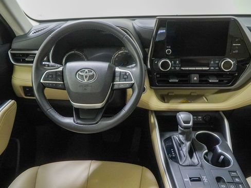 Used 2024 Toyota Highlander XLE AWD/4WD image 22
