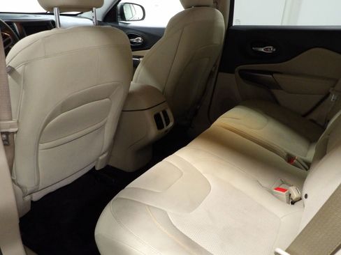 Used 2019 Jeep Cherokee Latitude w/ Cold Weather Group image 10