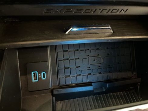Used 2024 Ford Expedition Limited RWD image 29