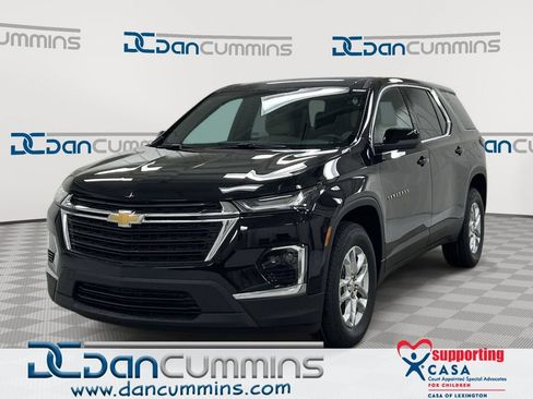 Used 2023 Chevrolet Traverse LS FWD image 1