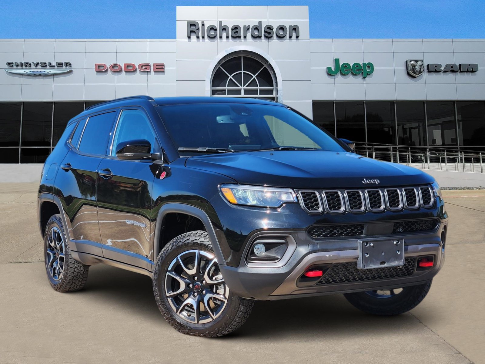 Used 2025 Jeep Compass Trailhawk AWD/4WD image 1
