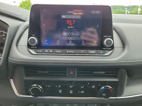 Used 2024 Nissan Rogue S FWD image 9