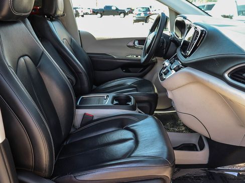 Used 2022 Chrysler Pacifica Touring-L FWD image 17