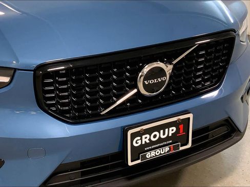 Used 2023 Volvo XC40 B5 Ultimate w/ Protection Package Premier image 33