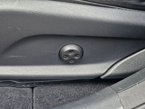 Used 2018 Mercedes-Benz GLC 300 4MATIC image 33