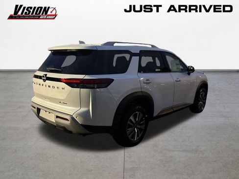 New 2025 Nissan Pathfinder SL image 5