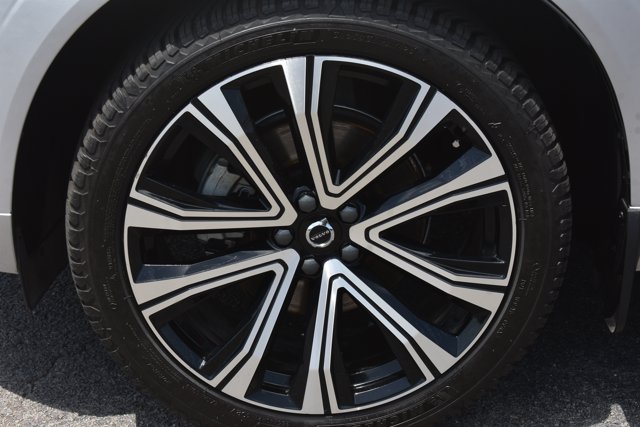 Used 2023 Volvo XC60 B5 Ultimate w/ Climate Package FWD image 11