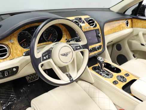 Used 2017 Bentley Bentayga AWD/4WD image 24