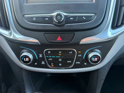 Used 2018 Chevrolet Equinox LT FWD image 19