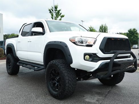 Used 2017 Toyota Tacoma SR5 w/ Tow Package RWD image 3