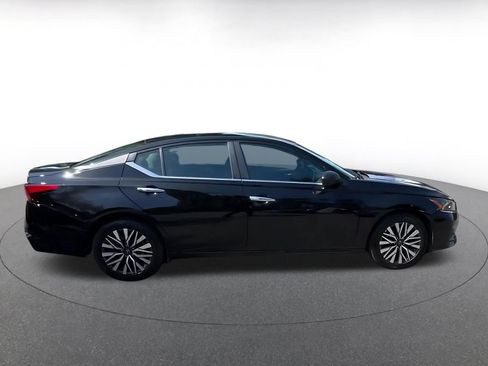 Used 2025 Nissan Altima 2.5 SV FWD image 16