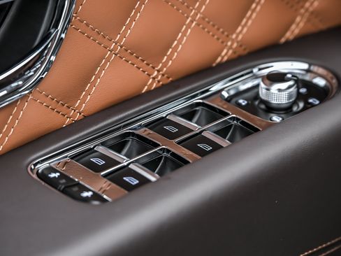 Used 2022 Bentley Bentayga AWD/4WD image 18