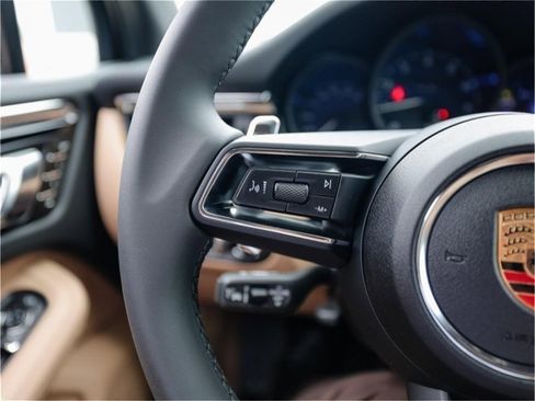Certified 2025 Porsche Macan image 17