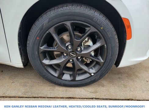 Used 2025 Chrysler Pacifica Limited image 22