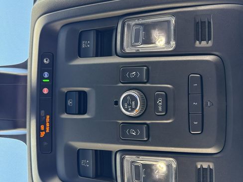 Used 2022 GMC Yukon SLT w/ SLT Premium Package image 16