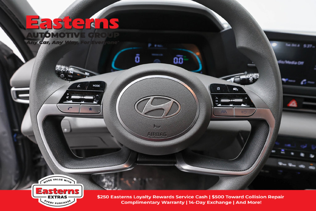 Used 2025 Hyundai Elantra Hybrid FWD image 11